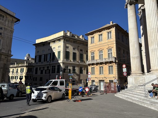 Mobilità, via Balbi riapre al transito dei veicoli autorizzati: in vigore il limite dei trenta km/h