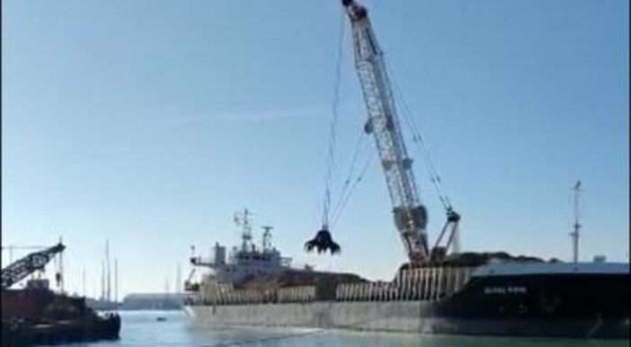 Entrano nel vivo le operazioni di riempimento della nuova calata dei cantieri navali di Sestri Ponente