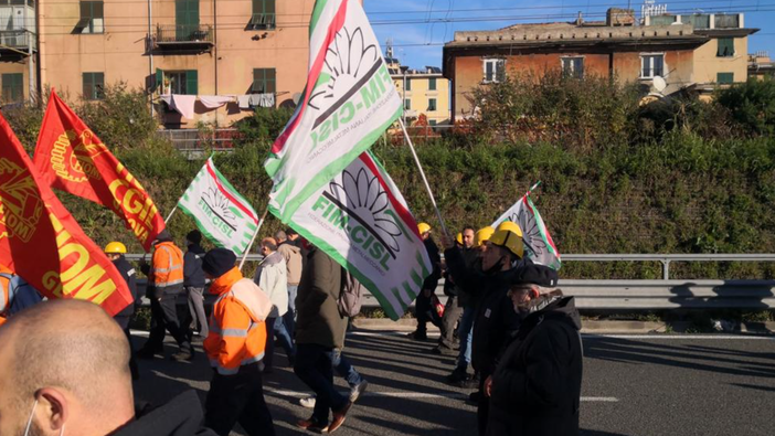 Ex Ilva, Acciaierie d'Italia annuncia la fermata temporanea degli stabilimenti di Genova e Novi Ligure. I sindaci: "Inaccettabile"