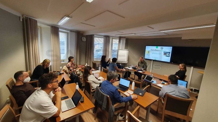 Il nostro gruppo editoriale a lezione di fact-checking in Finlandia: focus con FaktaBaari tra lotta alle fake news e formazione per le future generazioni
