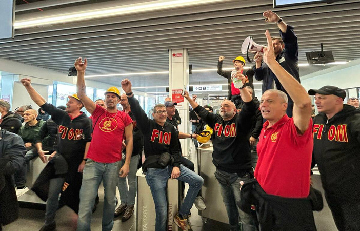 Ex Ilva, gli operai occupano l’aeroporto e sfidano il Governo: “Ci dormiamo qua, non si chiude” Ex Ilva, gli operai occupano l’aeroporto e sfidano il Governo: “Ci dormiamo qua, non si chiude”