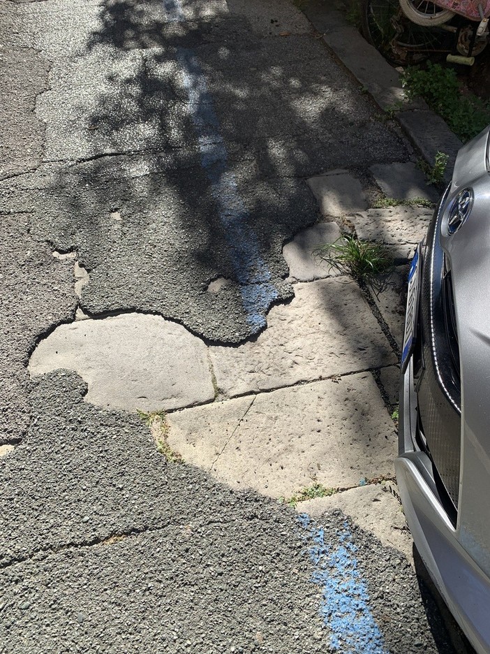 Carignano, marciapiedi dissestati in viale Aspromonte. Aster: “Lastricato compromesso dalle auto”