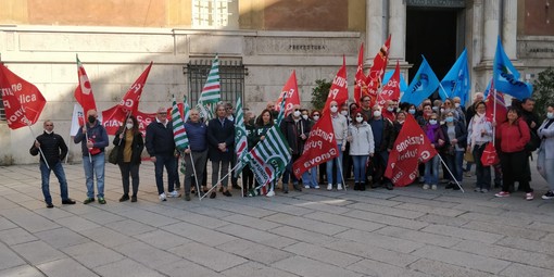 A Genova il presidio dei sindacati per il rinnovo dei contratti in sanità pubblica e nelle funzioni locali (Video) A Genova il presidio dei sindacati per il rinnovo dei contratti in sanità pubblica e nelle funzioni locali (Video)