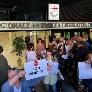 La manifestazione davanti alla sede del consiglio regionale ligure