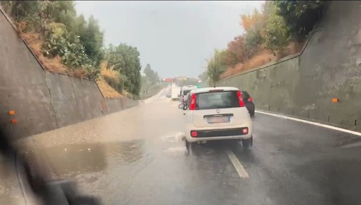 Autostrade tra frane allagamenti, ennesima giornata da bollino nero in Liguria