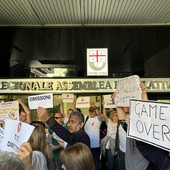 Inchiesta corruzione in Liguria: al grido di “Game over” alta tensione in consiglio regionale. Le opposizioni sfiduciano Toti e abbandonano l’aula Inchiesta corruzione in Liguria: al grido di “Game over” alta tensione in consiglio regionale. Le opposizioni sfiduciano Toti e abbandonano l’aula