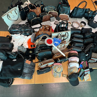 Porto Antico, la polizia locale sequestra 250 capi di marca contraffatti Porto Antico, la polizia locale sequestra 250 capi di marca contraffatti