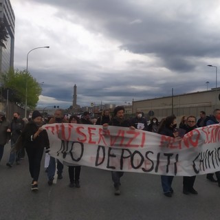 La manifestazione contro lo spostamento dei depositi chimici