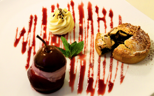 Mercoledì Veg: Torta dei Tetti di Dronero, pera Madernassa e vin Brulé, mousse alle mandorle Mercoledì Veg: Torta dei Tetti di Dronero, pera Madernassa e vin Brulé, mousse alle mandorle
