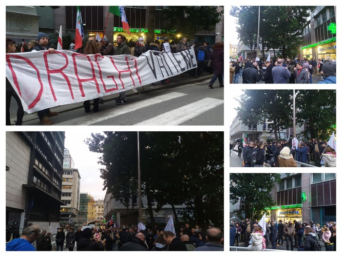 "Draghi vattene", un centinaio alla manifestazione contro il premier davanti al tribunale (FOTO e VIDEO)