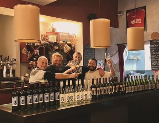 Mescite saluta i suoi clienti, dopo quattordici anni chiude il tempio del vino di vico Sant’Agnese Mescite saluta i suoi clienti, dopo quattordici anni chiude il tempio del vino di vico Sant’Agnese