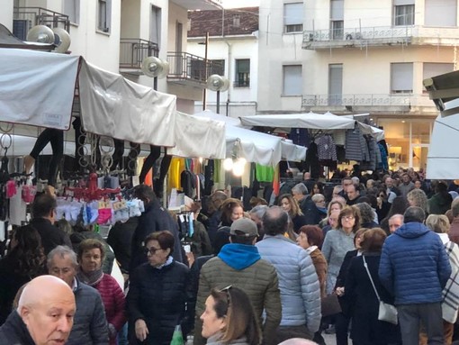 Il mercatino da Forte dei Marmi a Serra Riccò per una domenica di grandi saldi