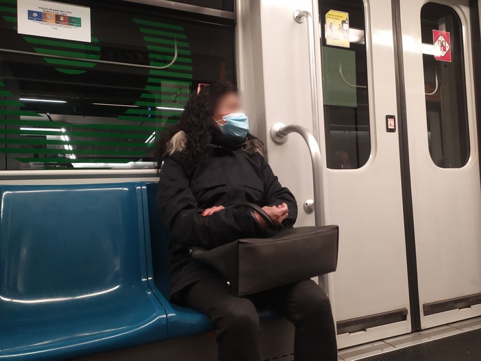Green pass e mascherine sui mezzi pubblici, ancora tanti non rispettano le regole, e non ci sono controlli (FOTO e VIDEO)