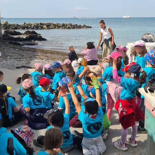 Missione spiagge pulite, i bambini ripuliscono il litorale del levante: coinvolte 11 scuole tra nidi e infanzia