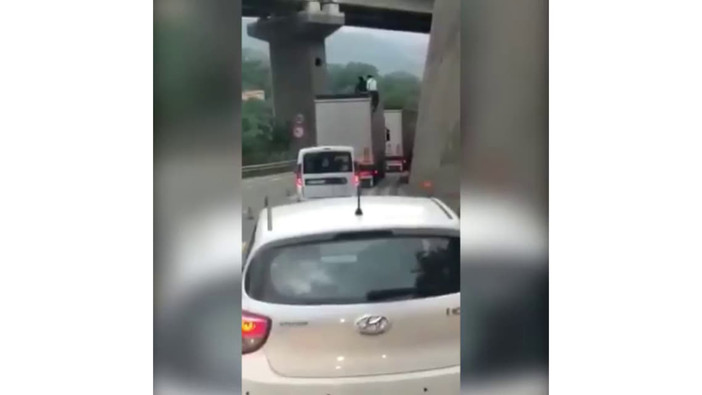 Immigrati scappano da un tir in coda sull'autostrada, il video condiviso anche da Salvini: "Davvero senza parole"