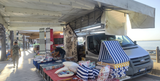 Pegli, il mercato ha la sua nuova location sul lungomare Pegli, il mercato ha la sua nuova location sul lungomare