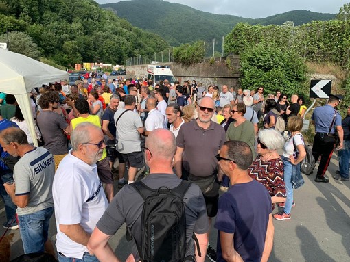 Statale 35 dei Giovi, sindaci e comitati in piazza: "Chiediamo tempi certi per la riapertura e ristori per i commercianti"