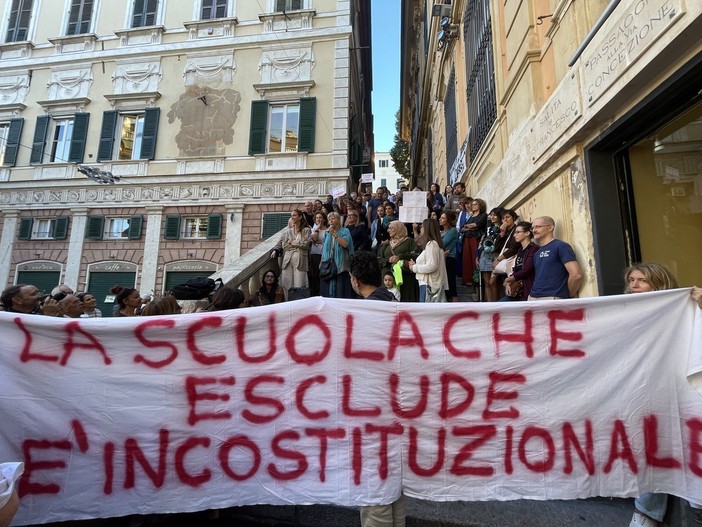 Striscione rimosso alla Daneo, centinaia in presidio: “La scuola che esclude è incostituzionale” Striscione rimosso alla Daneo, centinaia in presidio: “La scuola che esclude è incostituzionale”