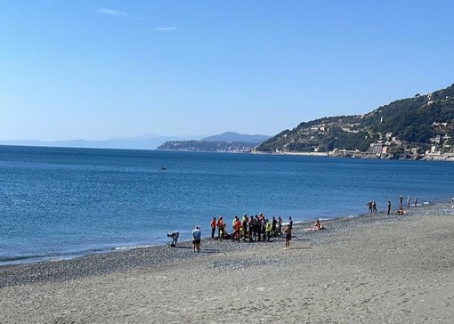 Migrante ospite della tendopoli di Voltri morto dopo un malore in mare (Video)