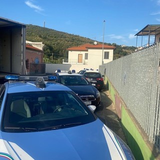Nove migranti nascosti all'interno di un tir, è successo all'azienda dell'ex sindaco d'Imperia 'Strescino': sono saliti ad Andora (FOTO)