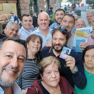Elezioni comunali, Matteo Salvini in via Sestri distribuisce i volantini elettorali - Video