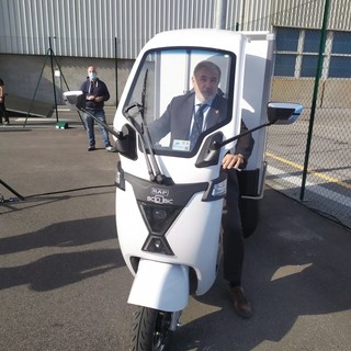 Il sindaco Marco Bucci a bordo di uno scooter elettrico che Amazon usa per le consegne