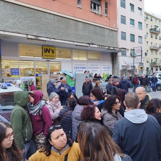 Via Piacenza, a un mese dall'incendio gli abitanti scendono in strada: &quot;Non dimenticateci&quot; (Video)