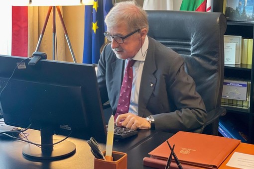Marco Bucci al lavoro nei nuovi uffici in Regione Marco Bucci al lavoro nei nuovi uffici in Regione