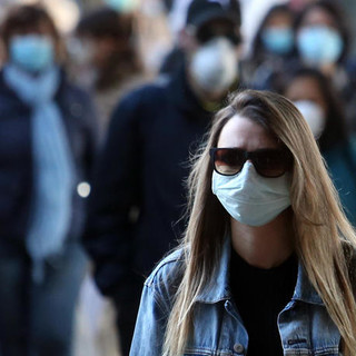 Covid, da oggi stop all'obbligo di mascherine all'aperto. Riaprono le discoteche