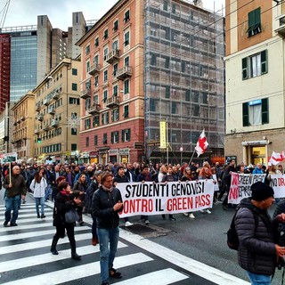 &quot;No green pass&quot;, manifestazione e corteo anche sotto la pioggia per le vie di Genova (FOTO e VIDEO)