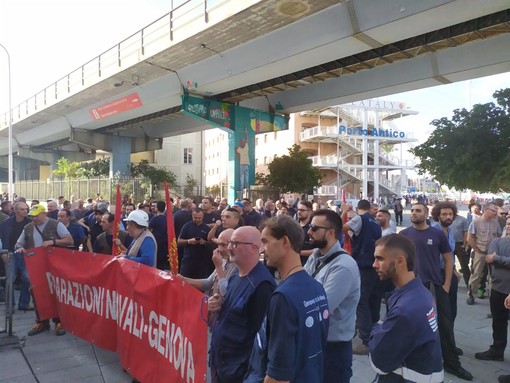 "No allo spostamento delle riparazioni navali", lavoratori in corteo, una delegazione incontra l'autorità portuale (foto e video)