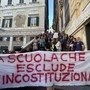 Striscione rimosso alla Daneo, centinaia in presidio: “La scuola che esclude è incostituzionale”