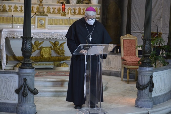 L'arcivescovo di Genova in visita al Suq