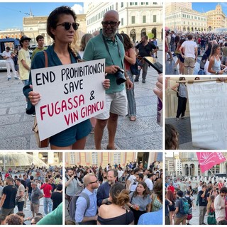 Borraccia alla mano, suona la carica dei manifestanti contro l'ordinanza antialcol (FOTO e VIDEO) Borraccia alla mano, suona la carica dei manifestanti contro l'ordinanza antialcol (FOTO e VIDEO)