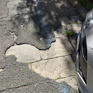 Carignano, marciapiedi dissestati in viale Aspromonte. Aster: “Lastricato compromesso dalle auto”