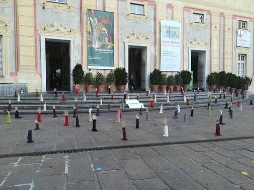 Le mani di #arteresistente spuntano in De Ferrari per ricordare i drammi legati alle migrazioni