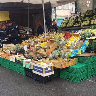 Corso Gastaldi, la municipale sequestra maxi banco di ortofrutta abusivo con lavoratore in nero