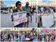 Borraccia alla mano, suona la carica dei manifestanti contro l'ordinanza antialcol (FOTO e VIDEO) Borraccia alla mano, suona la carica dei manifestanti contro l'ordinanza antialcol (FOTO e VIDEO)
