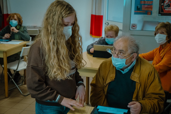 Il progetto di Helpcode ‘generazione uno punto cinque’ per l'alfabetizzazione digitale degli over 70 genovesi volge al termine