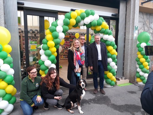 Oregina, l’ex mercato rionale riapre al pubblico con un nuovo negozio per gli amici a quattro zampe