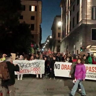 Ventottesima manifestazione contro il green pass, il corteo partito da piazza della Vittoria (VIDEO)