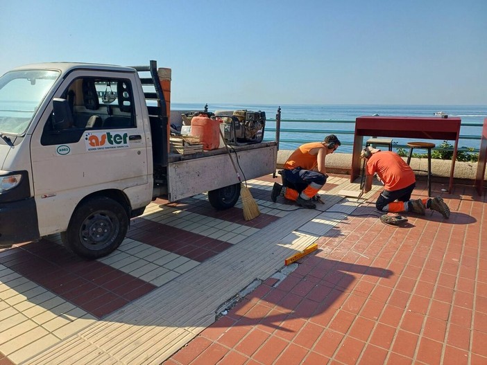 Corso Italia, piastrelle rotte sulla passeggiata: da domani i lavori di ripristino