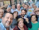 Elezioni comunali, Matteo Salvini in via Sestri distribuisce i volantini elettorali - Video Elezioni comunali, Matteo Salvini in via Sestri distribuisce i volantini elettorali - Video