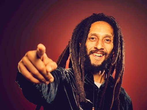 Julian Marley a Genova per Ulissefest 2026: il figlio del re del reggae sul palco dei Giardini Luzzati