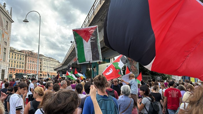 Genova torna a manifestare per la Palestina: sabato la fiaccolata dalla sede di Music for Peace a piazza Matteotti