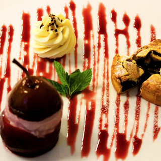 Mercoledì Veg: Torta dei Tetti di Dronero, pera Madernassa e vin Brulé, mousse alle mandorle