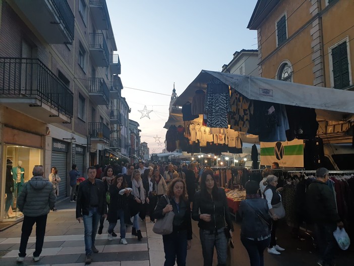 Il mercatino di Forte dei Marmi torna a Sarzana con le nuove collezioni primavera-estate