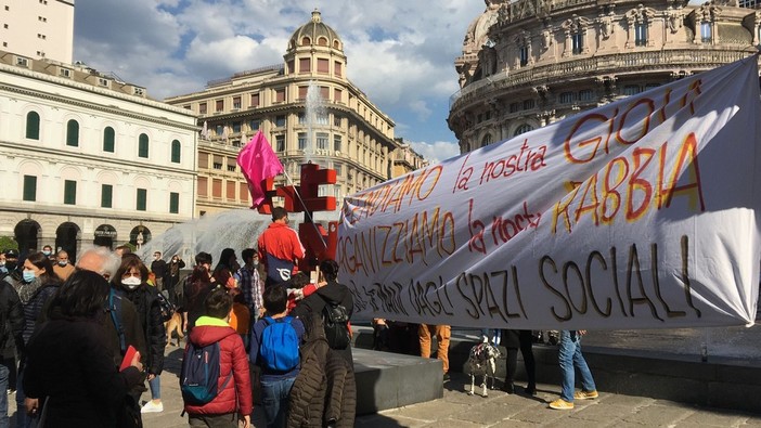 Chiusura dei centri sociali, il grido d’allarme: “Genova non è una città per giovani” Chiusura dei centri sociali, il grido d’allarme: “Genova non è una città per giovani”