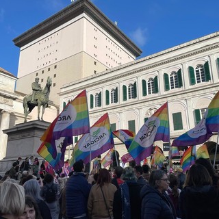 Manifestazione delle famiglie arcobaleno, centinaia in piazza