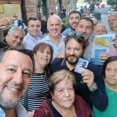 Elezioni comunali, Matteo Salvini in via Sestri distribuisce i volantini elettorali - Video